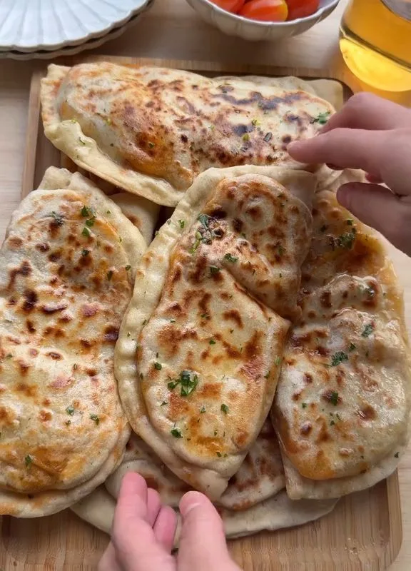 flatbread with butter chicken