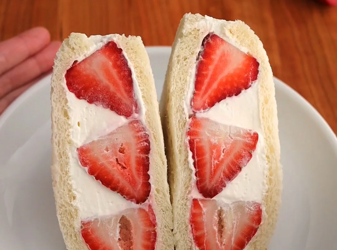 4-ingredient strawberry sando
